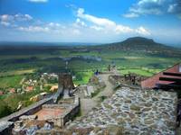 Burg Szigliget mit Badacsony Tafelberg
